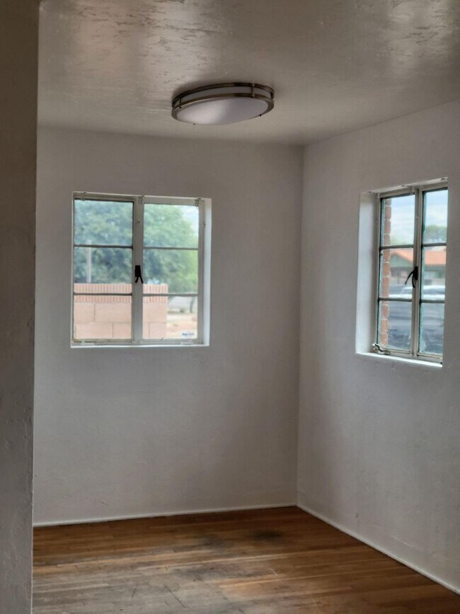 Building Photo - Charming 2-Bedroom Brick Home Near U of A ...