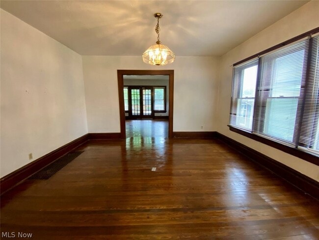 Building Photo - 400 Cloverdale Ave