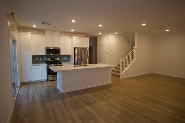 Foto del edificio - Spacious 2 Story Townhome!