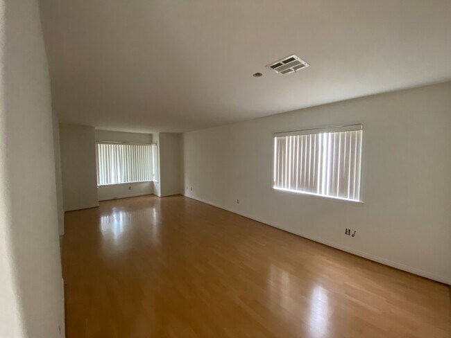 Living room / family room - 2629 Altura Ave