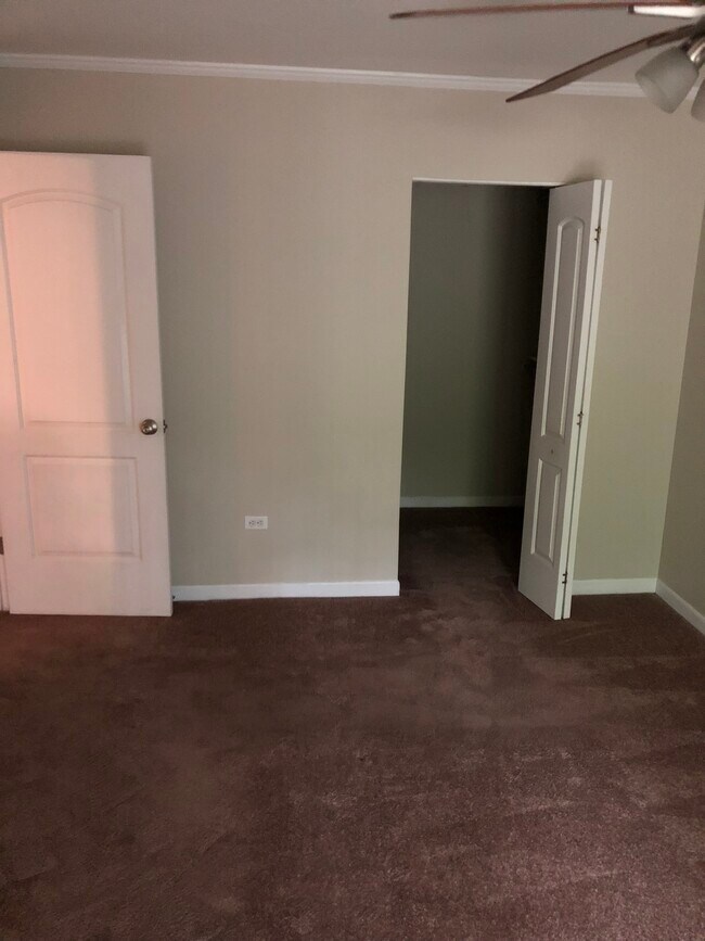 Building Photo - 6102 Knoll Valley Dr