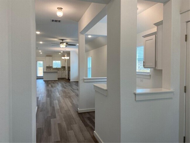 Foto del edificio - 652 Pheasant Hill Ln