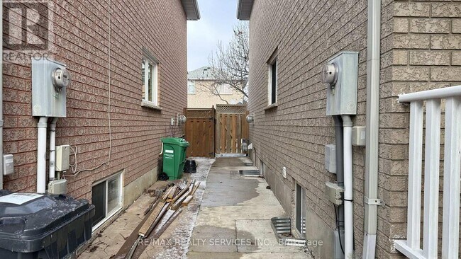 Building Photo - 33 Dovesong Dr