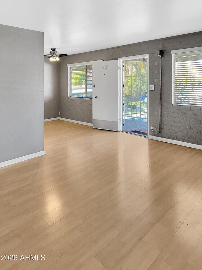 Foto del edificio - 6841 E 2nd St