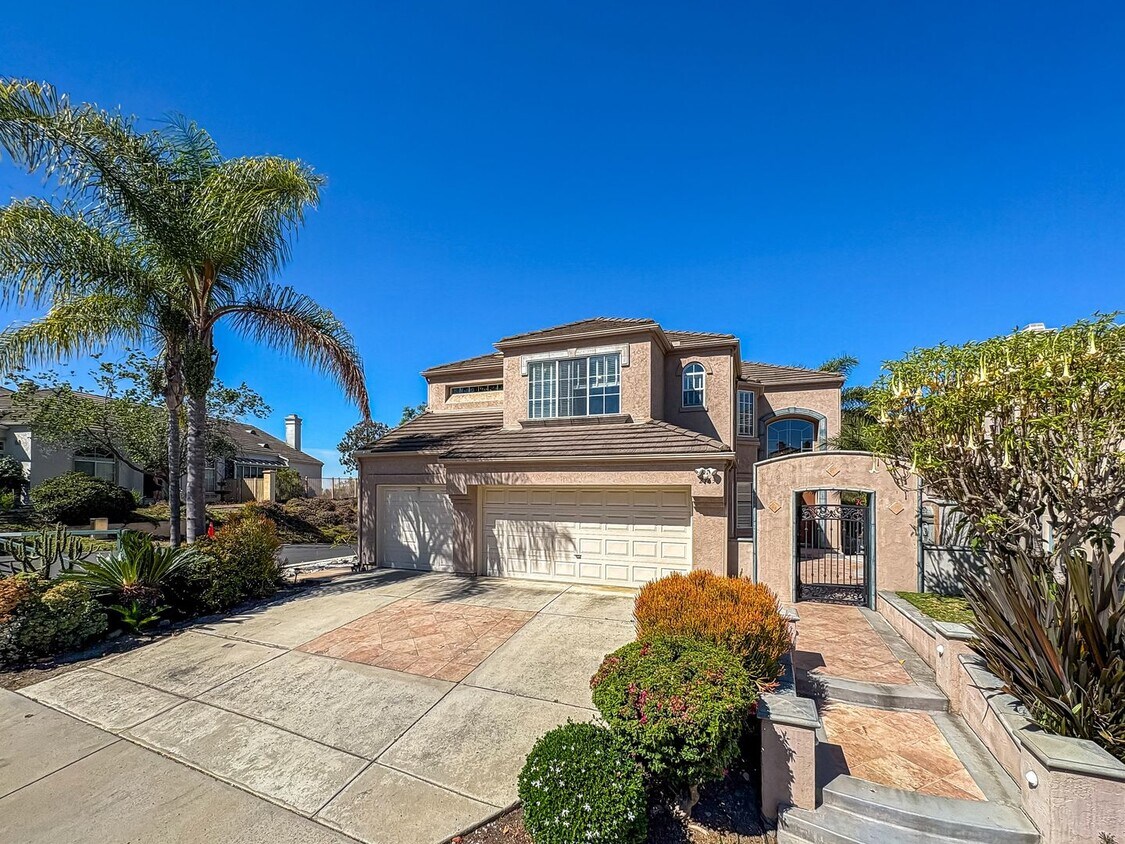 Primary Photo - Spacious 4B/3BA Home with Scenic Views and...