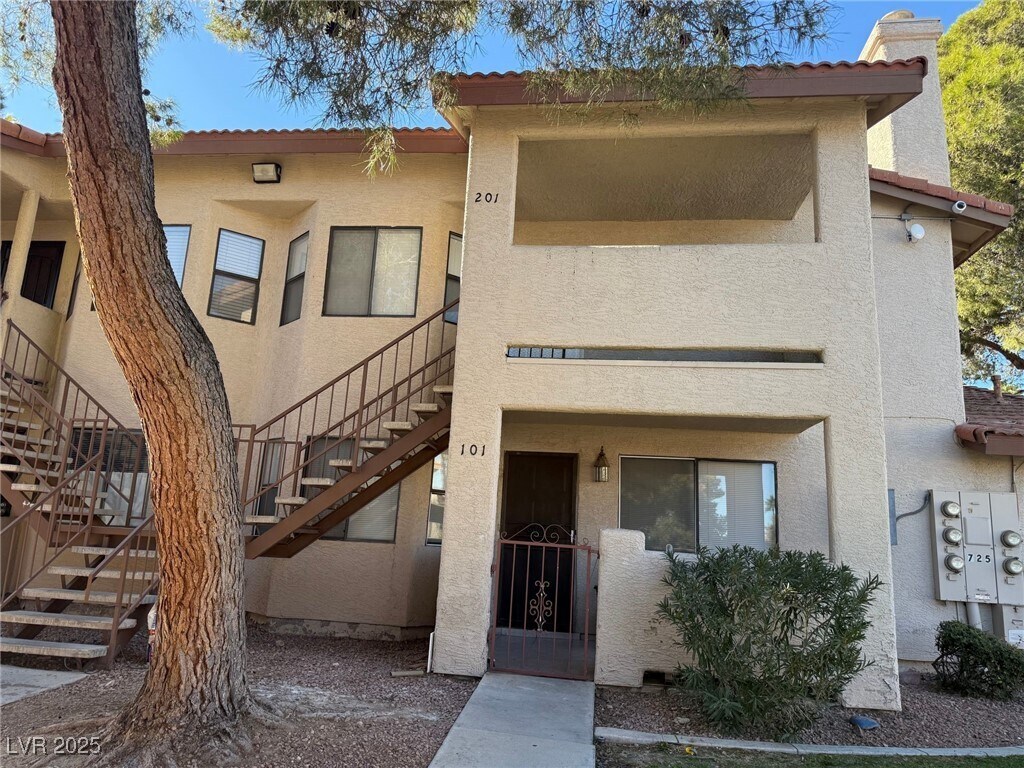 Foto principal - 725 Rock Springs Dr