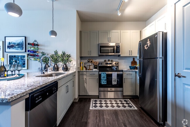 2BR, 2BA - 1020 SF - The Address Galleria