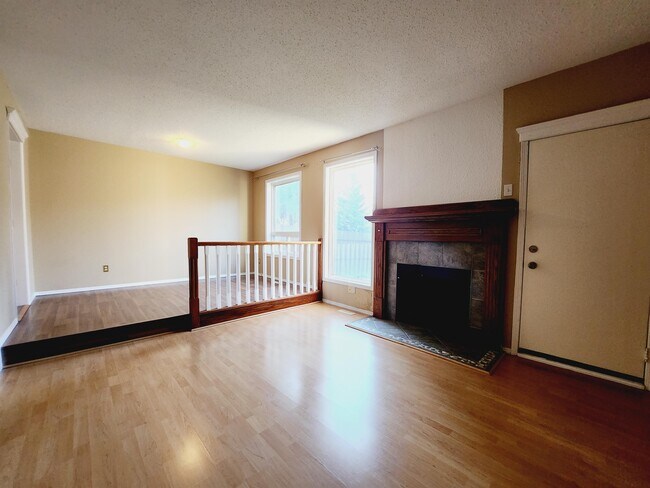 Photo du bâtiment - 636 Saddleback Rd NW
