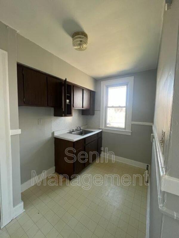 Building Photo - 3350 Tyler St