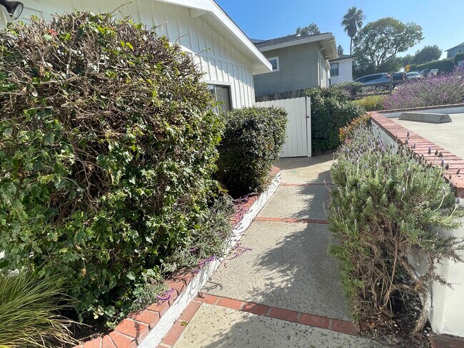 Building Photo - 855 Cornish Dr