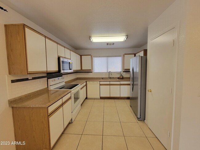 Building Photo - 2259 E Spruce Dr