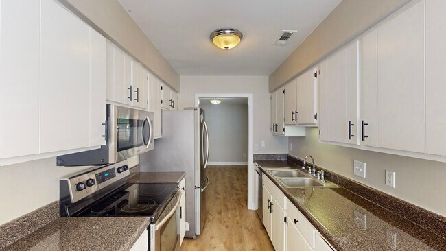 Foto del edificio - 2421 Julie Ct