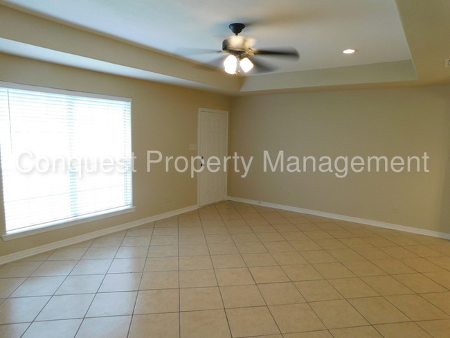 Building Photo - Charming Two Bedroom One Bath Duplex