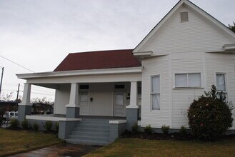 Building Photo - 914 1st Ave