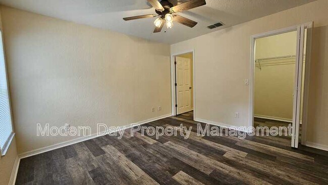 Building Photo - 6290 W Oak Park Blvd