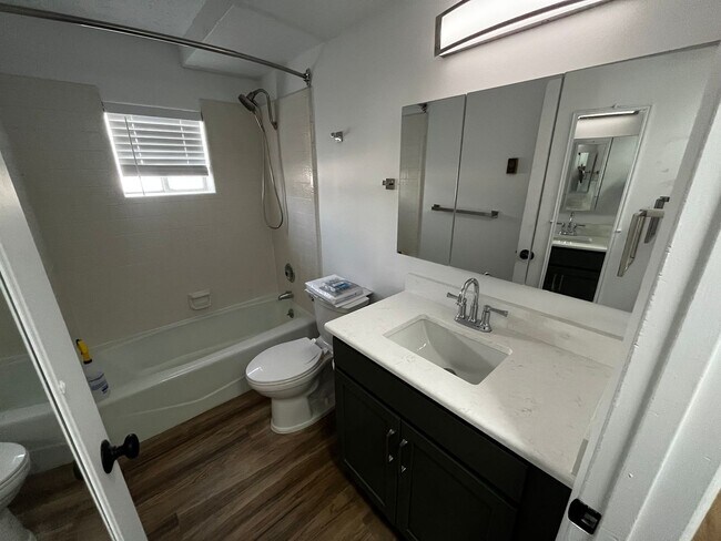Foto del edificio - (400 W.) Right Duplex