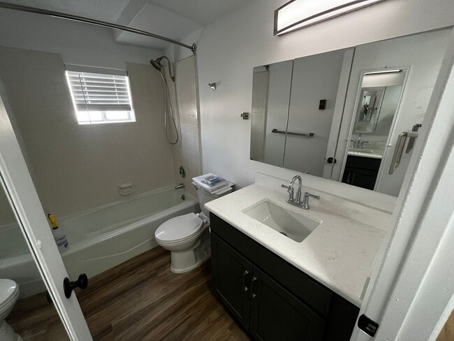 Building Photo - (400 W.) Right Duplex