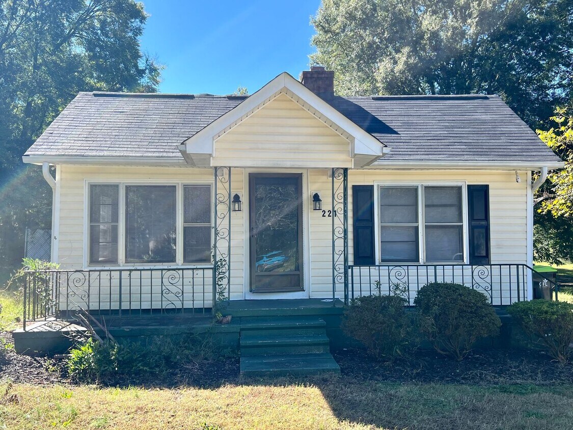 Foto principal - Three bedroom, 1.5 bath house in Elon