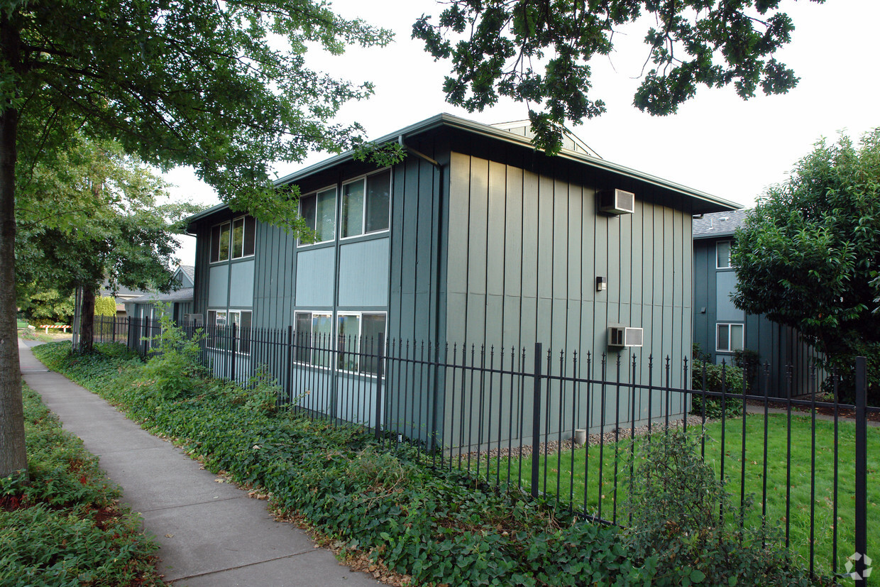 Building Photo - Four Oaks Apartments