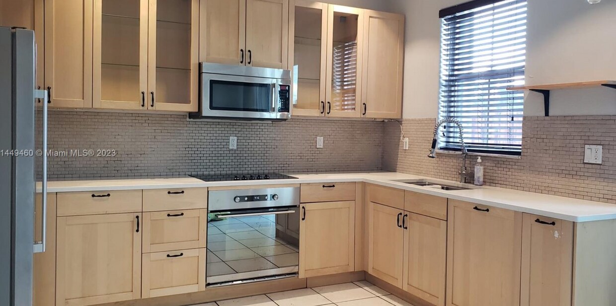Foto principal - 5400 NW 107th Ave