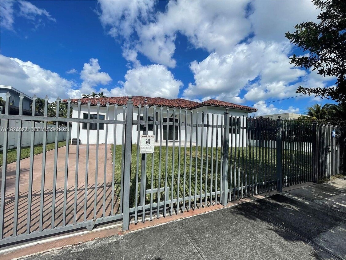 Foto principal - 1233 SW 17th Terrace