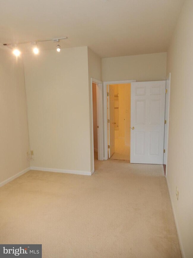 11301 Westbrook Mill Ln Unit 201, Fairfax, VA 22030 Condo for Rent in