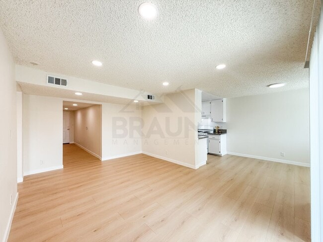 Building Photo - 221 W Elm Ave