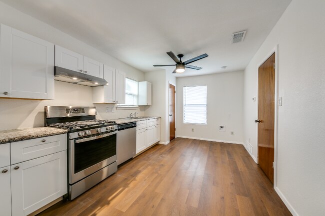 Foto del edificio - 2509 Valwood Pkwy