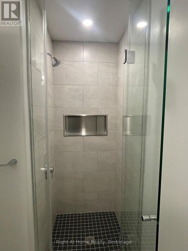 Photo du bâtiment - 395 Square One Dr