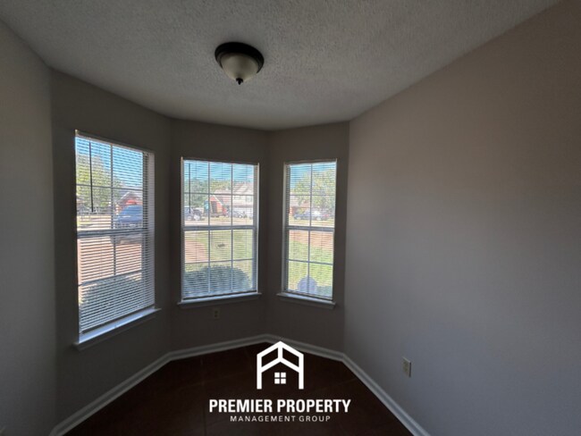 Foto del edificio - 7845 Shadowland Dr