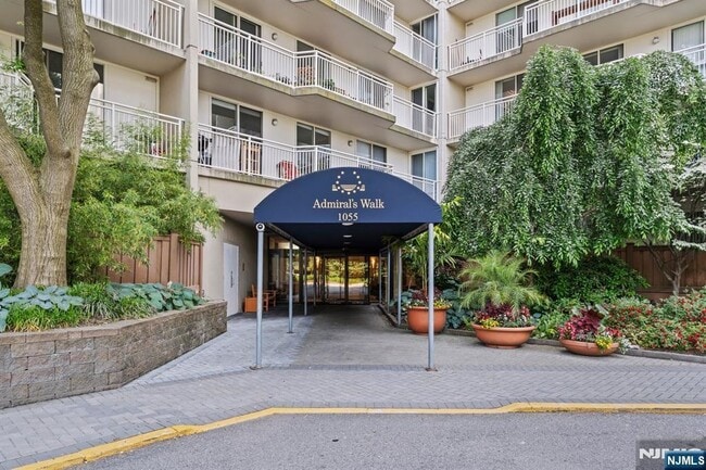 Foto del edificio - 1055 River Rd