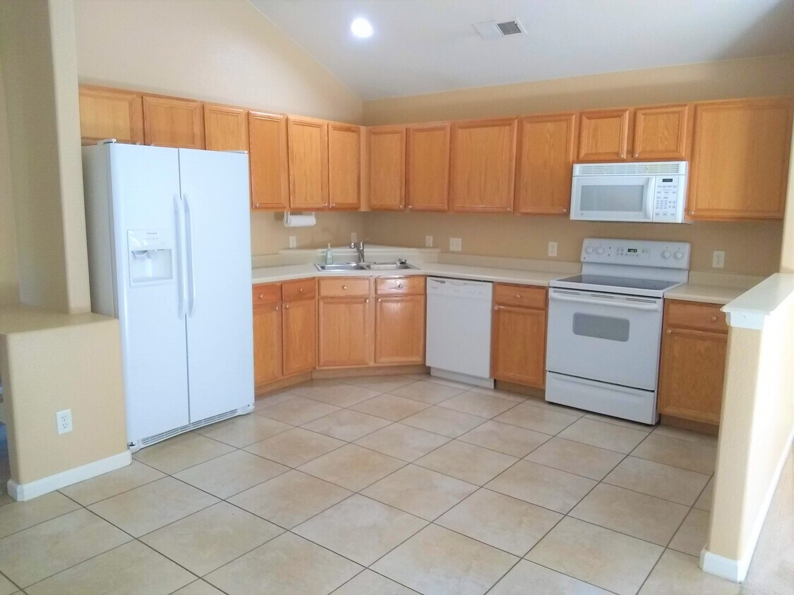Kitchen space - 3734 Ponderosa Ct