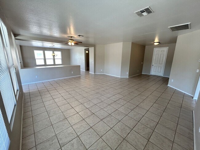 Foto del edificio - Spacious single story Peoria stunner w/New...