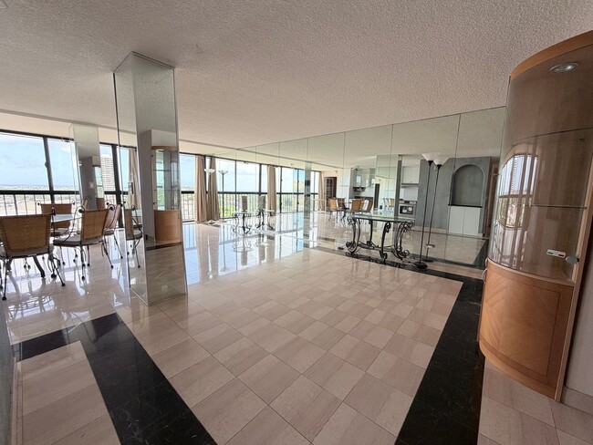 Building Photo - Kahala Towers 3BD/2BA Condo with 1 Parking – Available Now