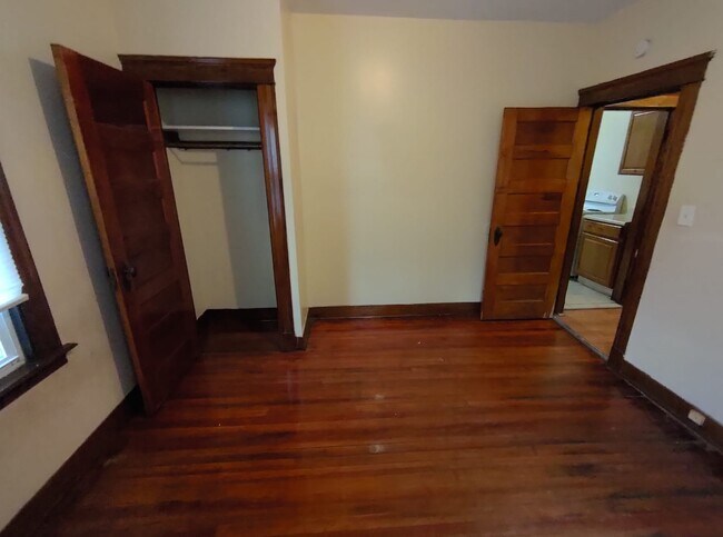 Building Photo - 406 Shelton Ave
