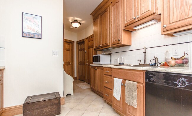 Building Photo - 145 Charles St