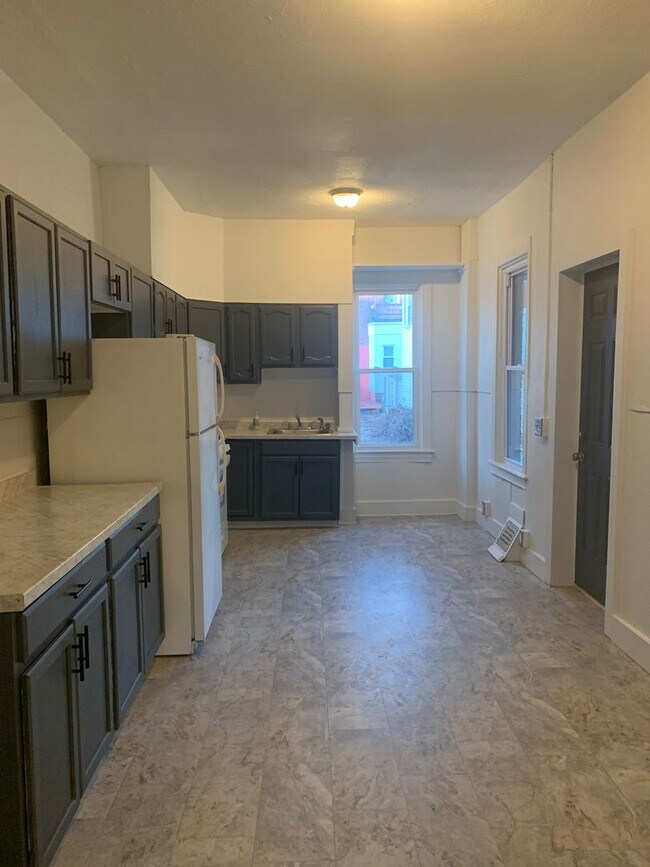 Building Photo - 4 Bedroom 1 Bath House-West End York City