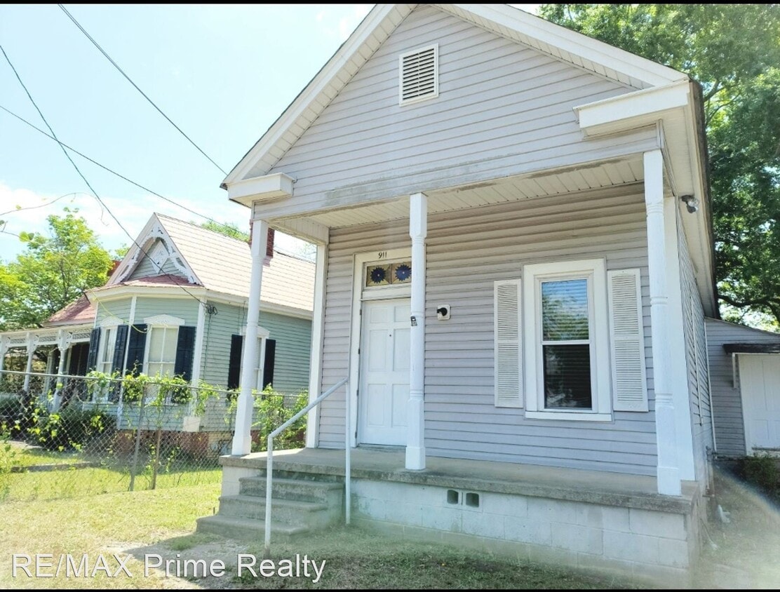 Primary Photo - 2 br, 1 bath House - 911 South Railroad St...