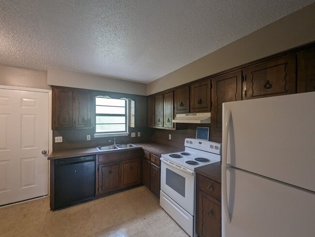 Building Photo - 2 Bedroom/1 Bathroom Duplex Unit in Batesville
