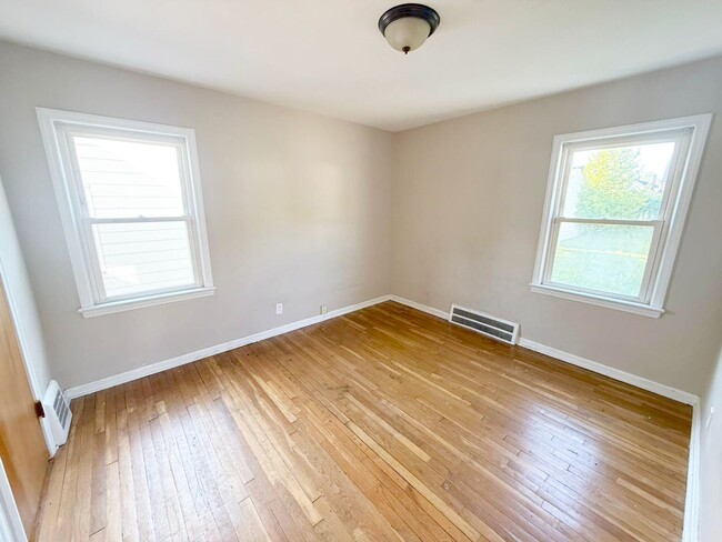 Building Photo - 3 BED 1 BATH BEAUTIFUL SINGLE FAMILY HOME