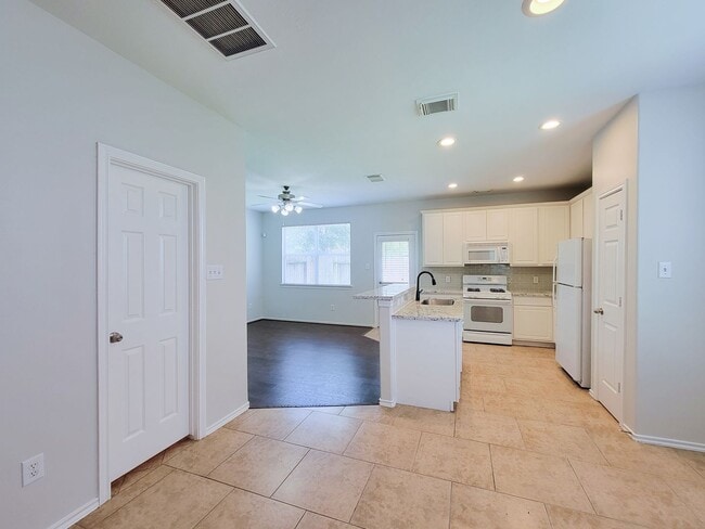 Foto del edificio - BEAUTIFUL 3 BEDROOM 2 BATH TOWNHOME THAAT ...
