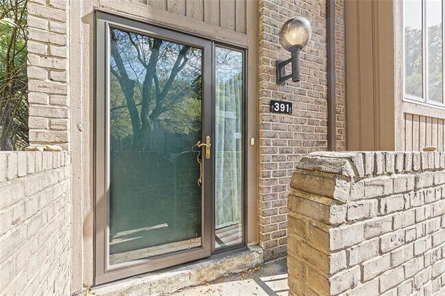 Foto del edificio - 391 Hemlock Ct