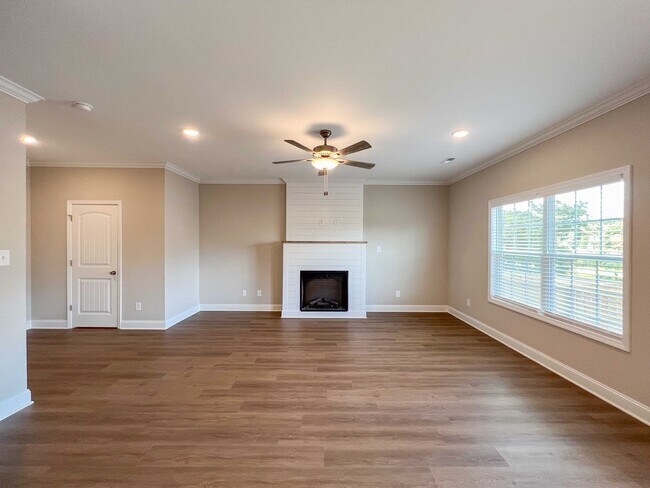 Foto del edificio - Beautiful Like-New 3 bed/2.5 bath w/ 2-car garage & fenced in backyard available June 24th!