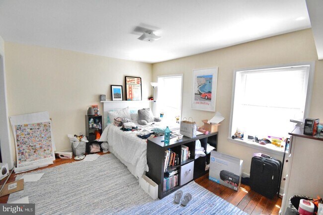 Foto del edificio - 8113 Ridge Ave
