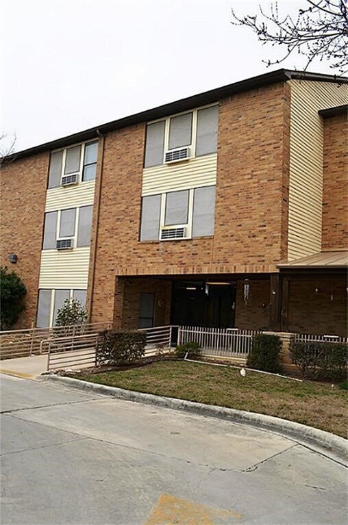 Foto del edificio - 300 Cross Creek