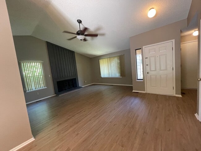 Foto del edificio - 4425 Hollyhock St