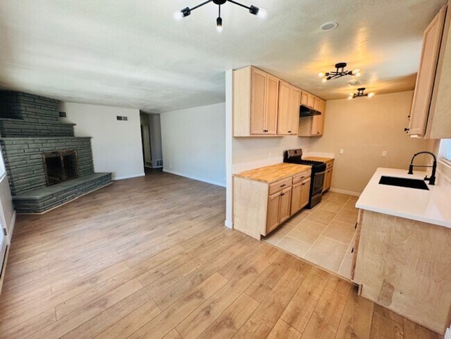 Foto del edificio - Gorgeous Remodeled 4+2 - $3100