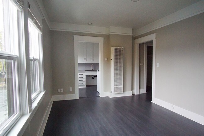 Foto del edificio - Top Floor Vintage Studio with Modern Renovations!