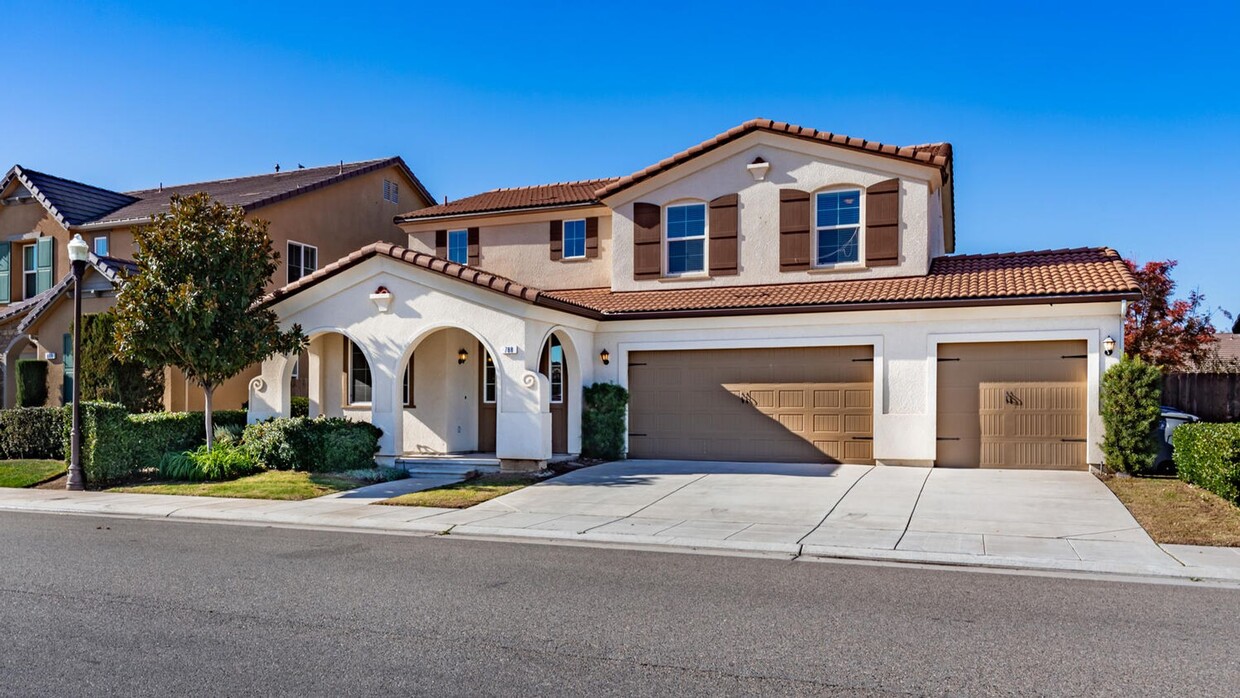 Foto principal - Clovis 4-bedroom plus loft, 3-bath home wi...