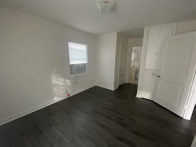 Building Photo - 854 S Crestway St